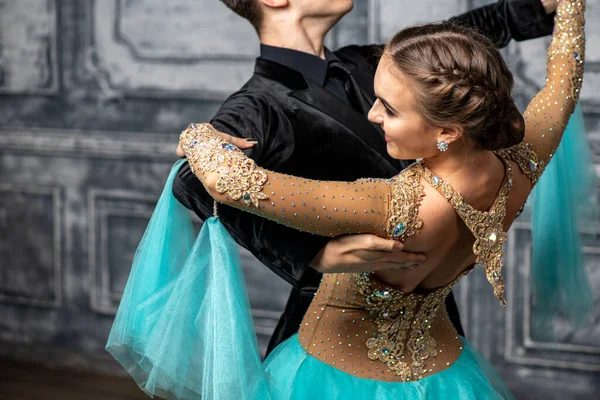 Jong Paar Avond Dans Kostuums Dansen Tango Balzaal — Stockfoto