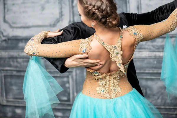 Jong Paar Avond Dans Kostuums Dansen Tango Balzaal — Stockfoto