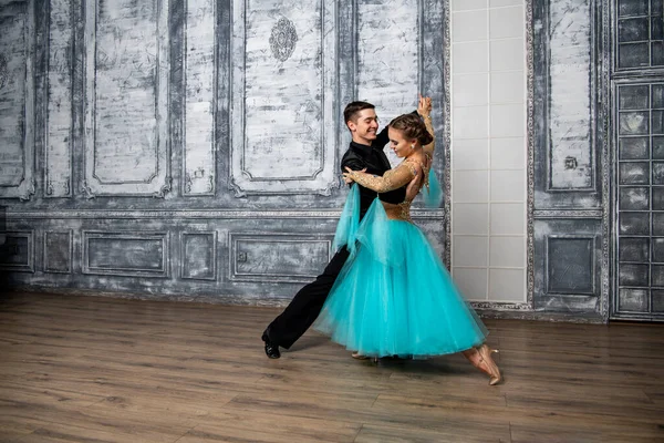 Jong Paar Avond Dans Kostuums Dansen Tango Balzaal — Stockfoto