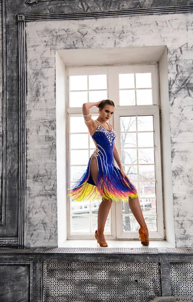 Belle Fille Avec Robe Bleue Dansant Sur Fenêtre — Photo