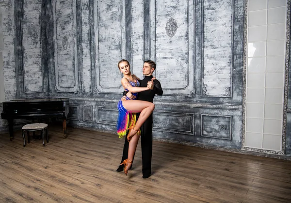 Красива Пара Танцювальними Костюмами Танцює Латинські Танці Залі — стокове фото