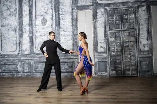 Gyönyörű Pár Táncos Jelmezek Tánc Latin Táncok Folyosón — Stock Fotó
