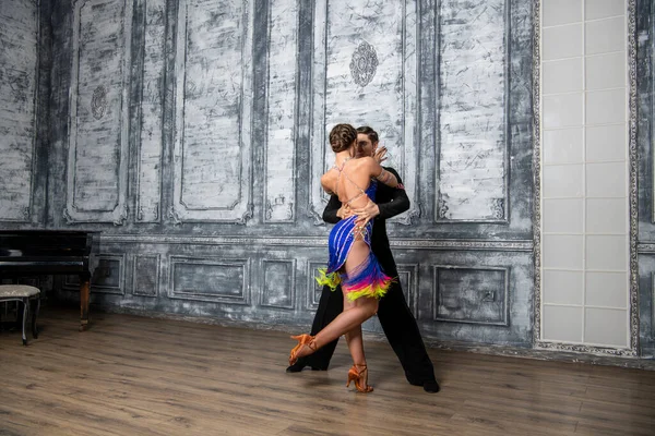 Belo Casal Com Trajes Dança Dança Danças Latinas Salão — Fotografia de Stock