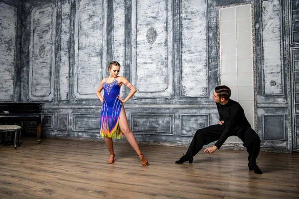 Salle Danse Intérieur Avec Une Statue Des Canapés Sur Fond — Photo