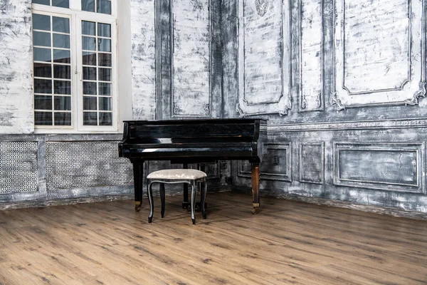 灰色の壁を背景に像とソファを備えたダンスホールのインテリア — ストック写真