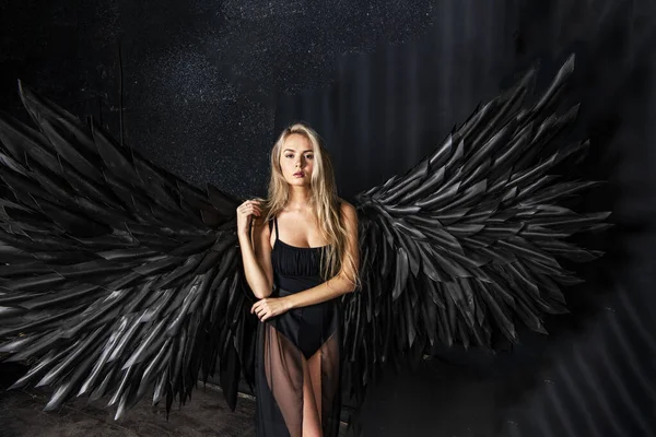 Schöne Blonde Mädchen Einem Schwarzen Anzug Mit Schwarzen Flügeln Auf — Stockfoto