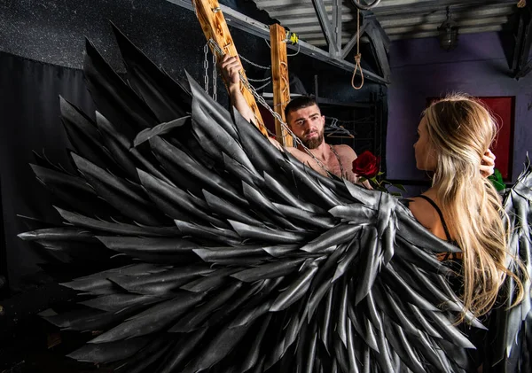 黒い翼を持つ天使と黒い背景の人類の代表 — ストック写真