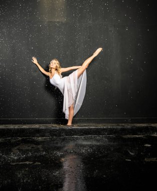 Siyah arka planda beyazlar içinde güzel bir kız.