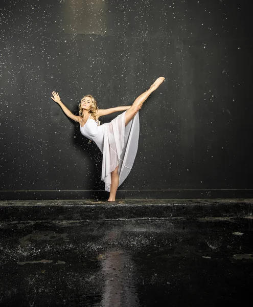 Menina Bonita Branco Fundo Preto — Fotografia de Stock