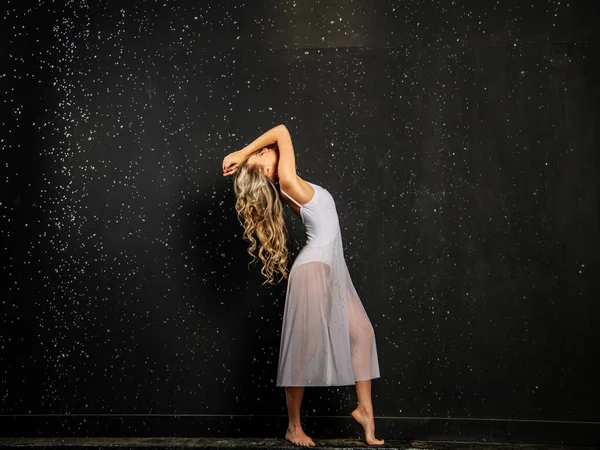 Menina Bonita Branco Fundo Preto — Fotografia de Stock