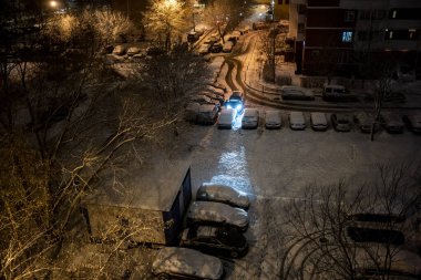 Kış başlangıcındaki ilk kardan sonra bir şehir parkında kış manzarası