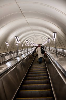 Moskova metrosunda lambalı tavan ve duvarların içi.