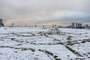 İlk kar ve tepedeki ilk kör kardan adam.