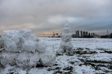 İlk kar ve tepedeki ilk kör kardan adam.