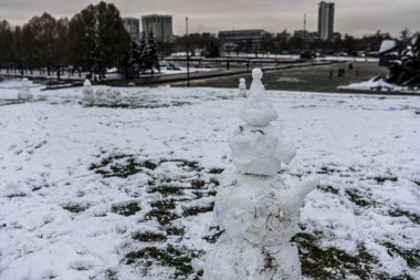 İlk kar ve tepedeki ilk kör kardan adam.