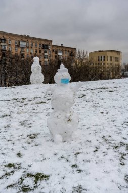 Kış başlangıcındaki ilk kardan sonra bir şehir parkında kış manzarası