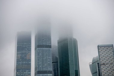 Üst katları buğulanmış gökdelenlerle dolu bir şehir.