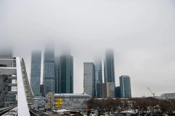 Paisaje Urbano Con Rascacielos Cuyos Pisos Superiores Han Derretido Niebla — Foto de Stock