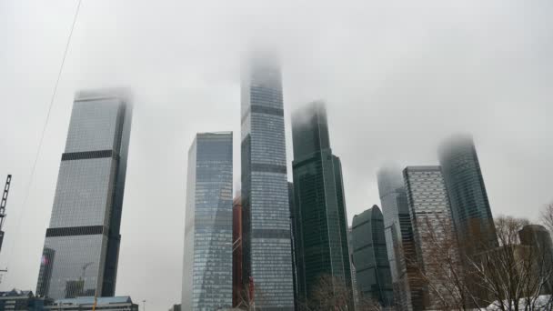 Tijd Rondt Stadsgezicht Met Wolkenkrabbers Waarvan Bovenste Verdiepingen Zijn Gesmolten — Stockvideo