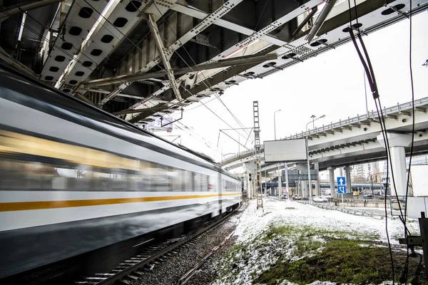 Městská Krajina Dálnicemi Železniční Tratě Mosty Mrakodrapy Proti Šedé Obloze — Stock fotografie