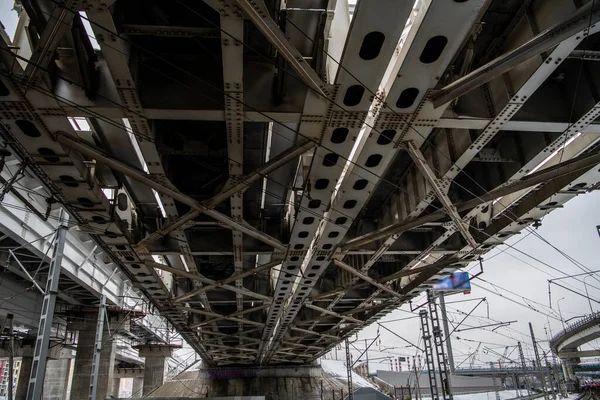 Cityscape Αυτοκινητόδρομους Σιδηροδρομικές Γραμμές Γέφυρες Και Ουρανοξύστες Κατά Γκρίζο Ουρανό — Φωτογραφία Αρχείου