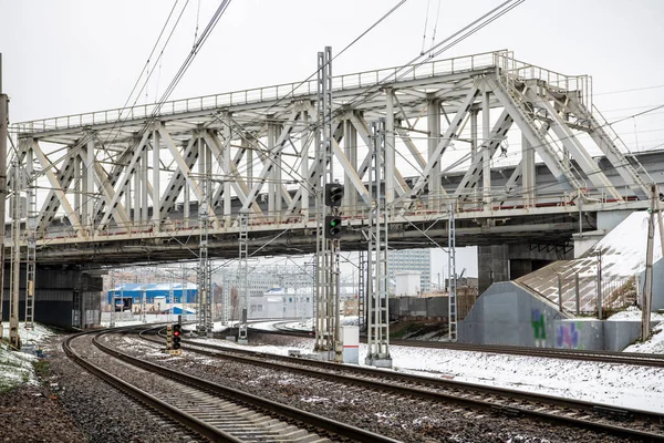 Stadsgezicht Met Snelspoorbruggen Wolkenkrabbers Tegen Grijze Lucht — Stockfoto