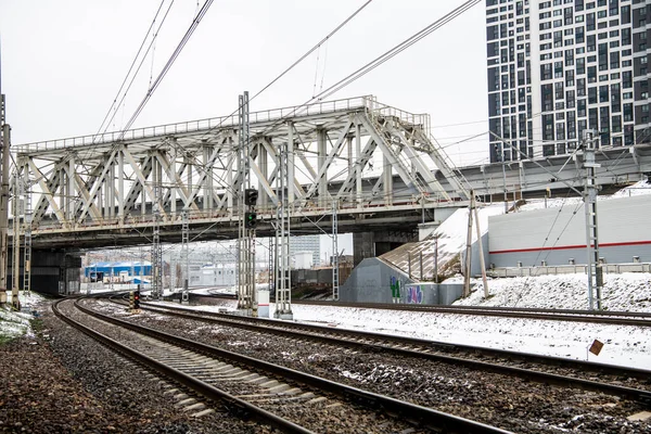 Stadsgezicht Met Snelspoorbruggen Wolkenkrabbers Tegen Grijze Lucht — Stockfoto