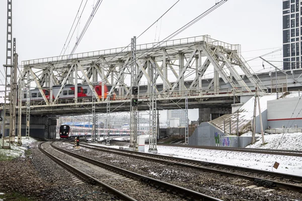 Stadsgezicht Met Snelspoorbruggen Wolkenkrabbers Tegen Grijze Lucht — Stockfoto