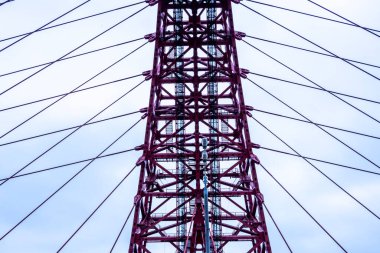 Kırmızı kablolu köprü ve otoyol kış sabahı gün doğumunda.