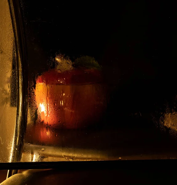 Stillleben Mit Nassem Glas Und Einem Orangefarbenen Keramikgefäß Apfelform — Stockfoto