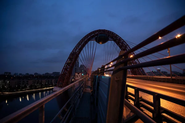 Kırmızı Kablolu Köprü Otoyol Kış Sabahı Gün Doğumunda — Stok fotoğraf