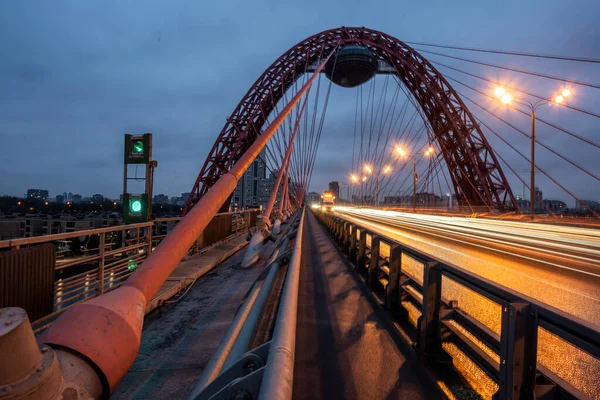 Κόκκινο Καλώδιο Έμεινε Γέφυρα Και Αυτοκινητόδρομο Κατά Την Ανατολή Του — Φωτογραφία Αρχείου