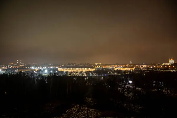 初雪が降る晩秋の街の夜景 — ストック写真