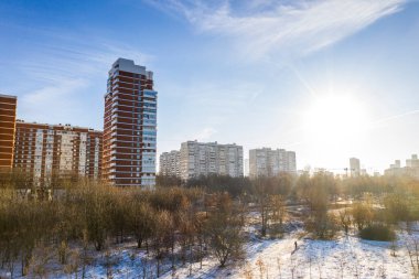 Soğuk ve güneşli bir günde insansız hava aracından şehir manzarasının panoramik görüntüsü