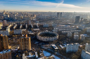 Soğuk ve güneşli bir günde insansız hava aracından şehir manzarasının panoramik görüntüsü