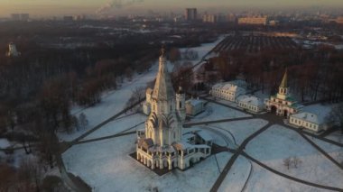 Kışın erken saatlerinde insansız hava aracından çekilen tarihi park kompleksinin panoramik görüntüsü.