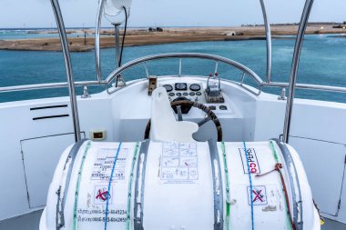 Denize girmeden önce büyük bir dalış teknesinin parçaları.