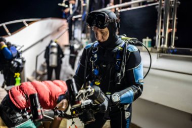 Deniz fenerinin yanındaki mercan resifinde gün batımı.