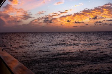 Dalgıç teknesiyle gün doğumları ve günbatımları denizlerde