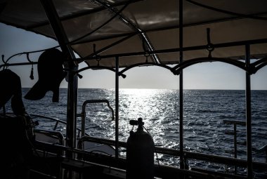 Dalgıç teknesiyle gün doğumları ve günbatımları denizlerde