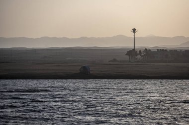 Çölde gün batımı ve Kızıl Deniz 'de kıyı şeridi
