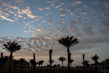 Aralık ayında Mısır 'da sahil şeridinde gün doğumu
