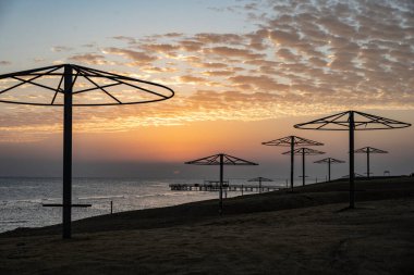 Aralık ayında Mısır 'da sahil şeridinde gün doğumu