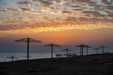 Aralık ayında Mısır 'da sahil şeridinde gün doğumu