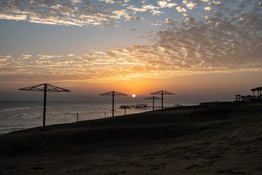 Aralık ayında Mısır 'da sahil şeridinde gün doğumu