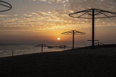 Aralık ayında Mısır 'da sahil şeridinde gün doğumu