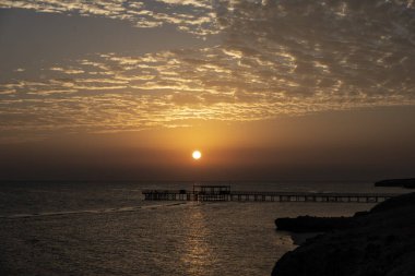 Aralık ayında Mısır 'da sahil şeridinde gün doğumu