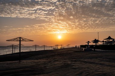 Aralık ayında Mısır 'da sahil şeridinde gün doğumu
