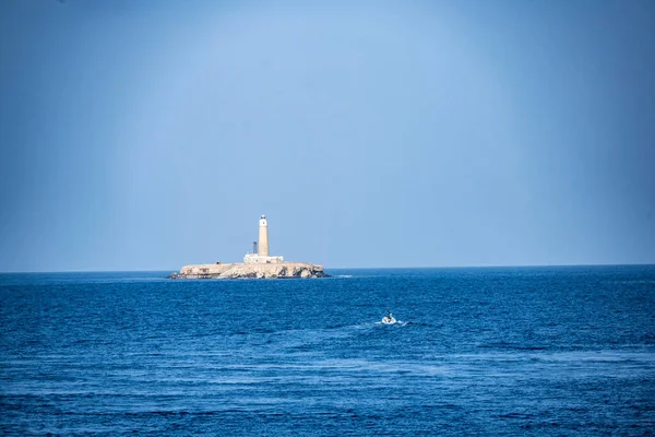 Ηλιοβασίλεμα Στη Θάλασσα Κοντά Στο Φάρο Κοραλλιογενή Ύφαλο — Φωτογραφία Αρχείου