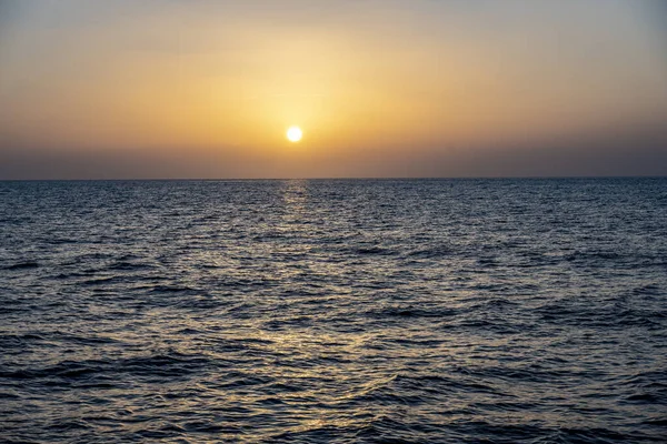 Sonnenuntergang Auf See Der Nähe Des Leuchtturms Auf Einem Korallenriff — Stockfoto